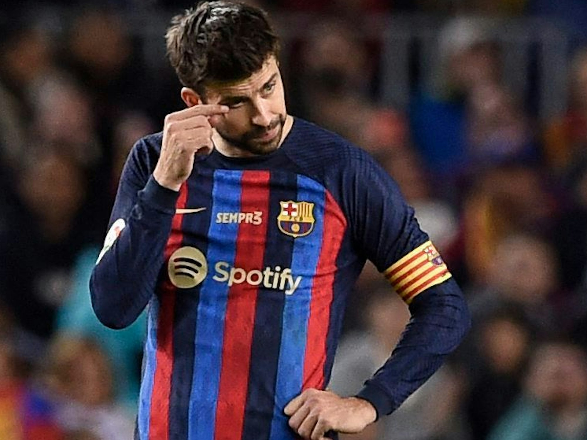 Gerard PiquéBarcelonas Gerard Piqué steht traurig auf dem Platz.