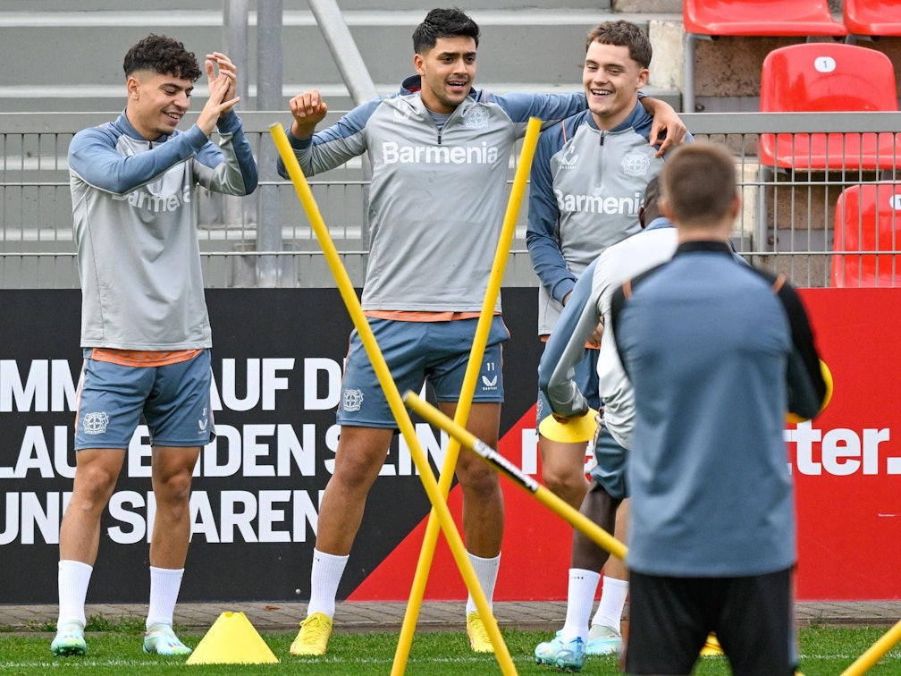 Ayman Azhil, Nadiem Amiri und Florian Wirtz trainieren bei Bayer Leverkusen.