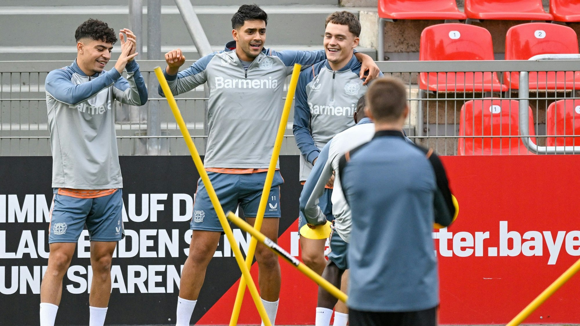 Ayman Azhil, Nadiem Amiri und Florian Wirtz trainieren bei Bayer Leverkusen.