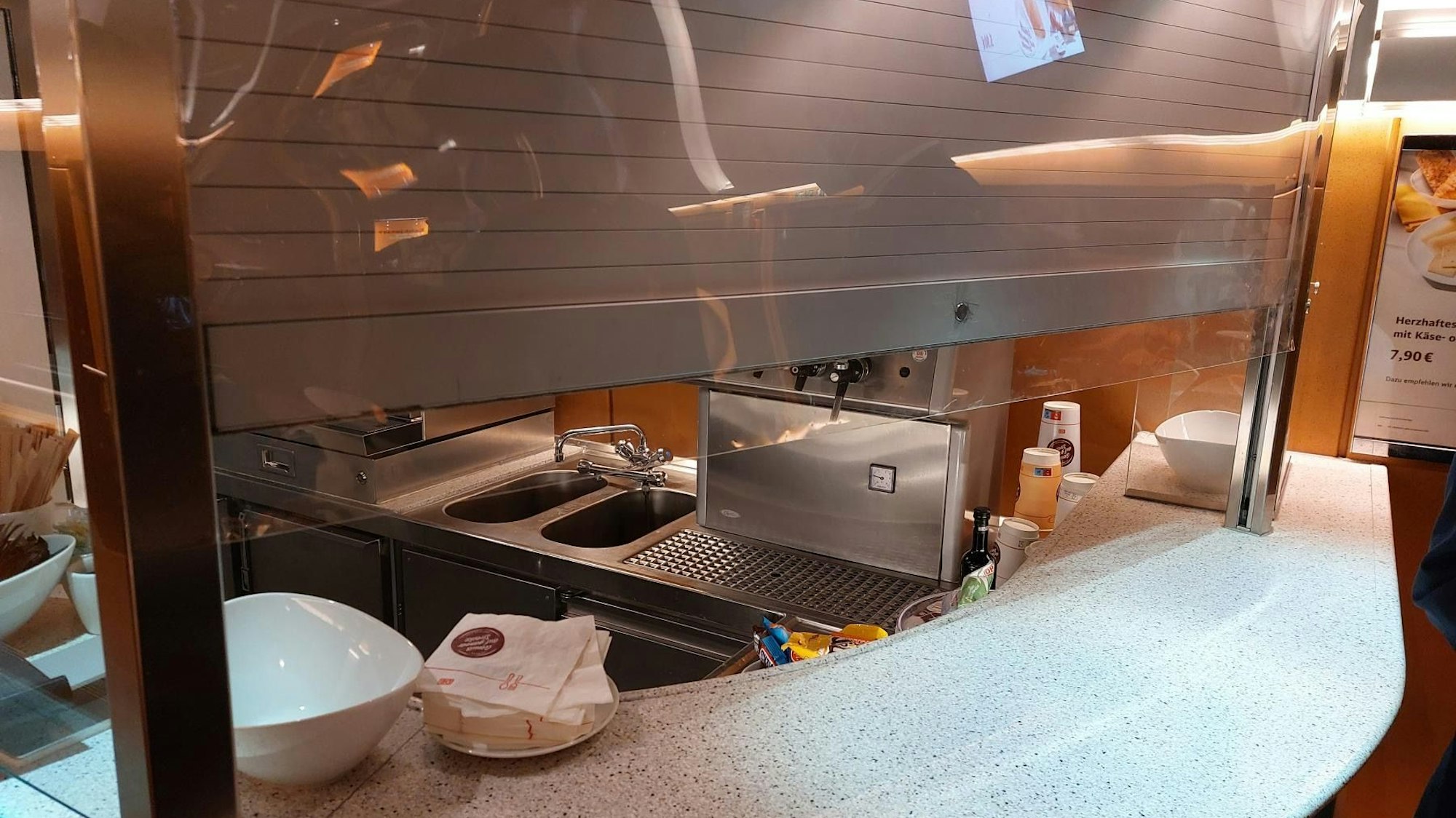 Das geplünderte Bordbistro des ICE am Kölner Hauptbahnhof