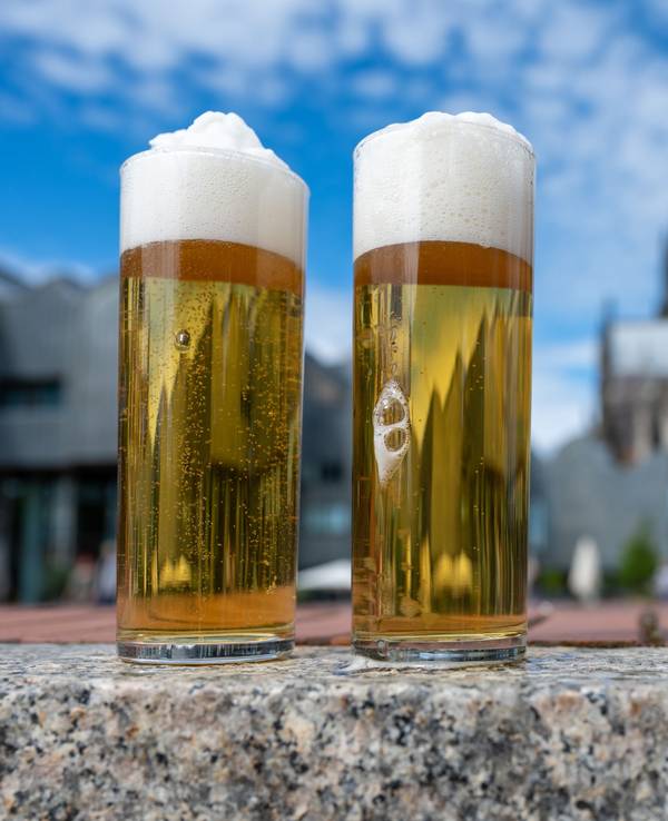 Kölsch im Glas, im Hintergrund ist der Kölner Dom zu sehen.