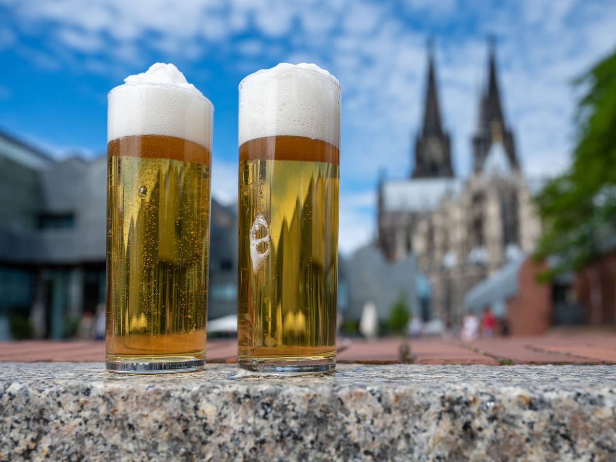 Kölsch im Glas vor dem Dom