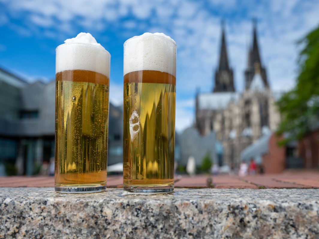 Kölsch im Glas vor dem Dom