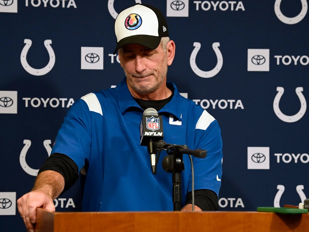 Frank Reich von den Indianapolis Colts schaut geknickt nach unten.
