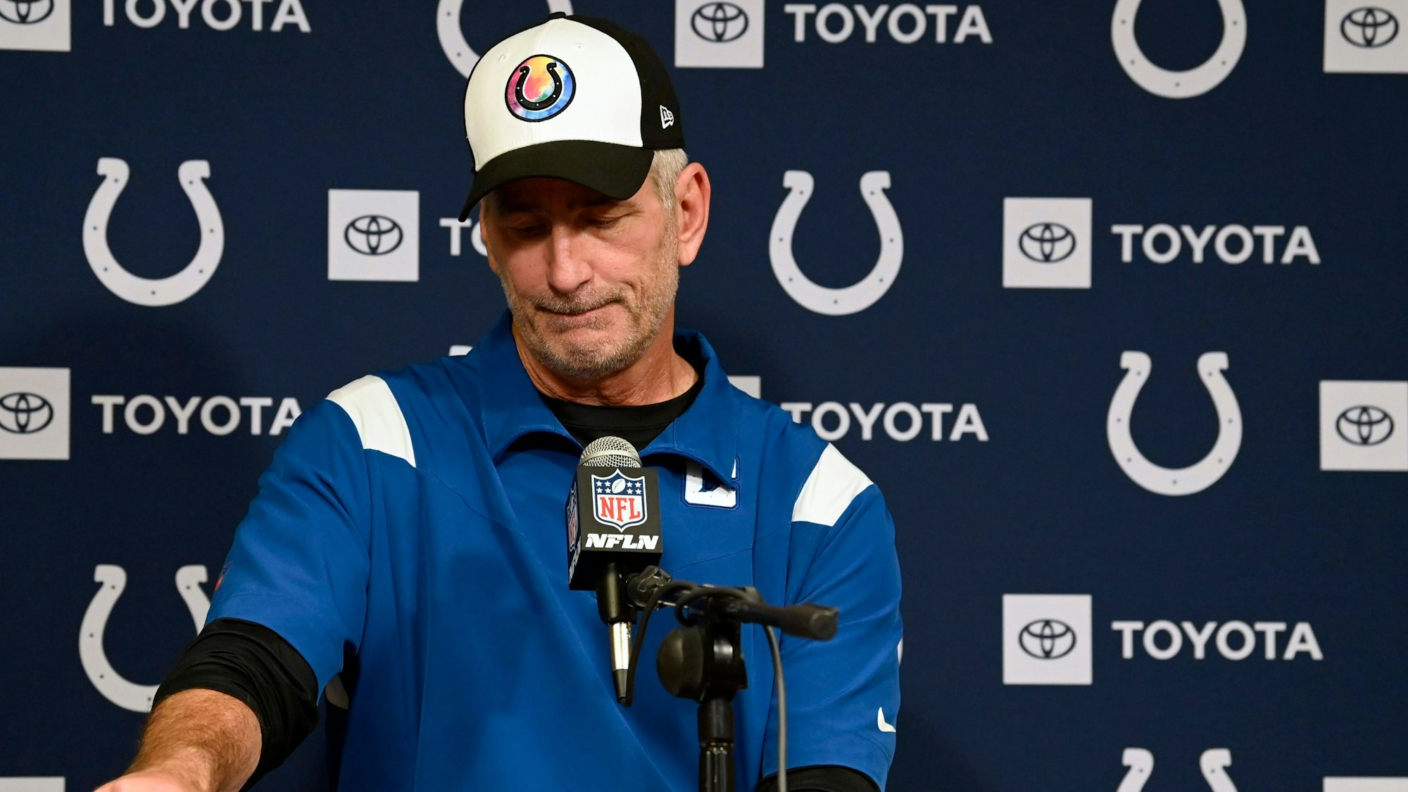 Frank Reich von den Indianapolis Colts schaut geknickt nach unten.