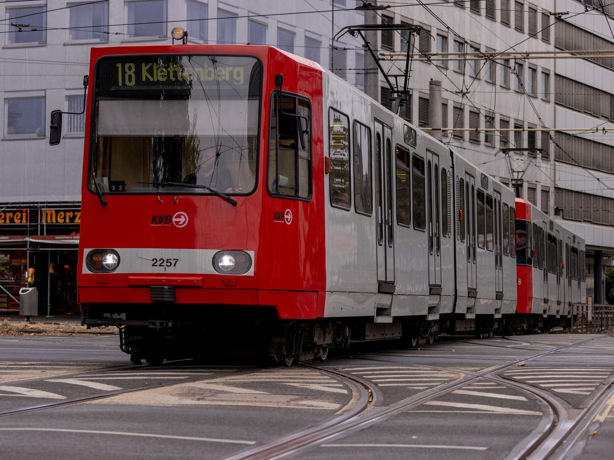 Eine Bahn der KVB-Linie 18