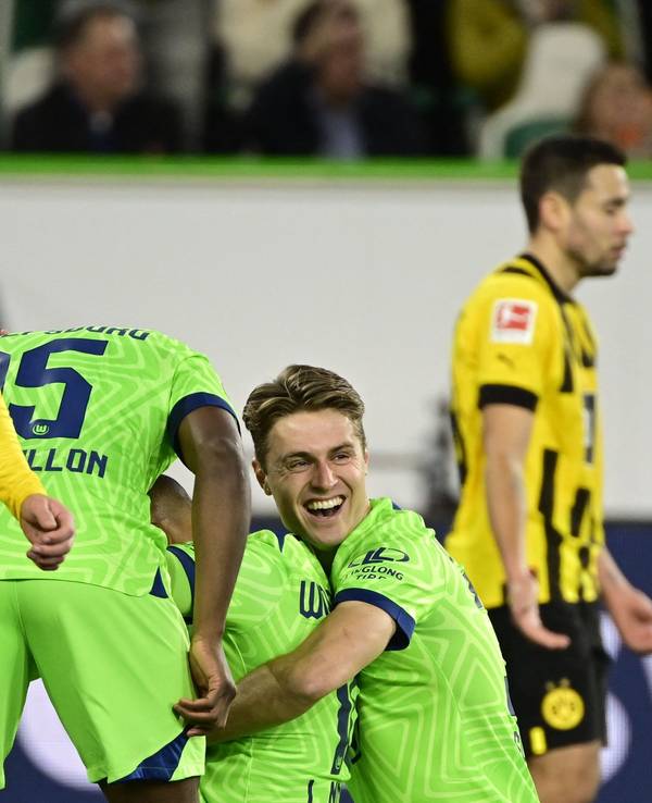 Julian Brandt geht enttäuscht an den Wolfsburgern vorbei.