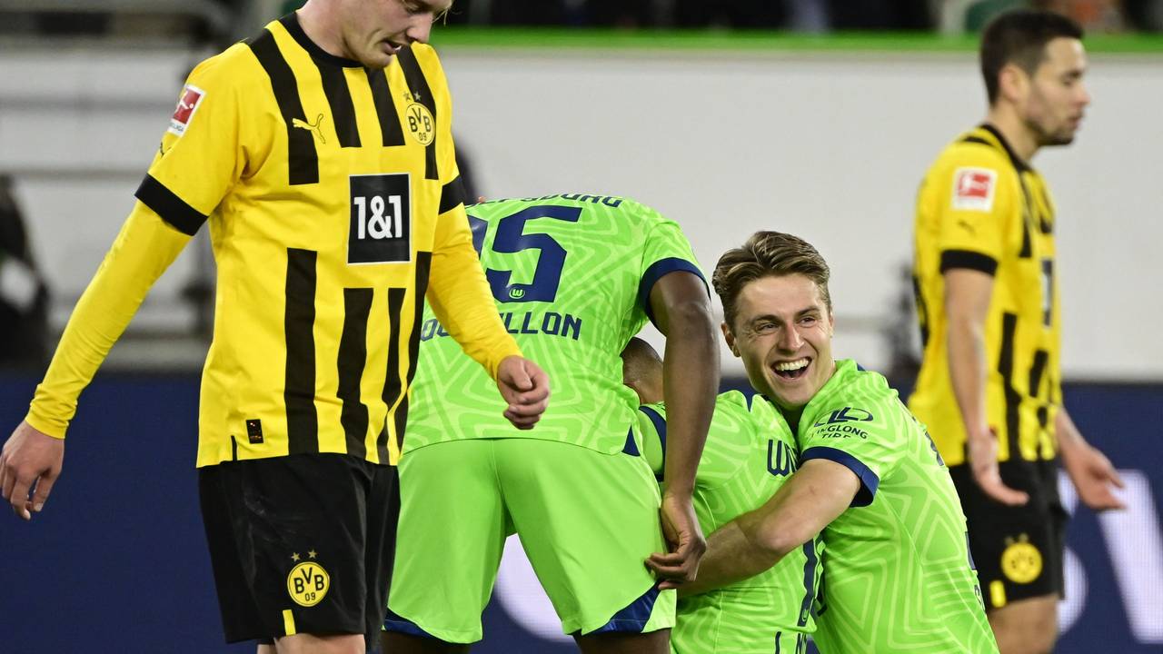 Julian Brandt geht enttäuscht an den Wolfsburgern vorbei.