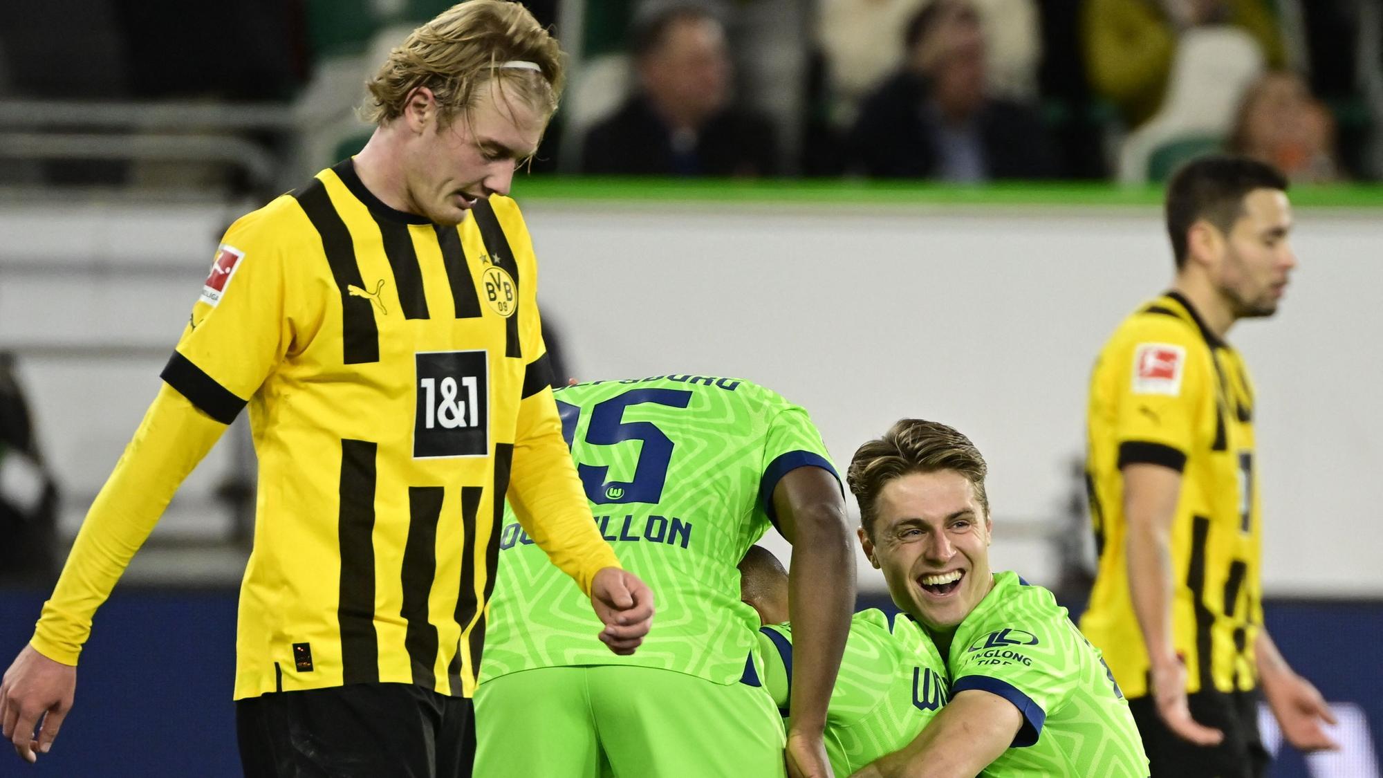 Julian Brandt geht enttäuscht an den Wolfsburgern vorbei.