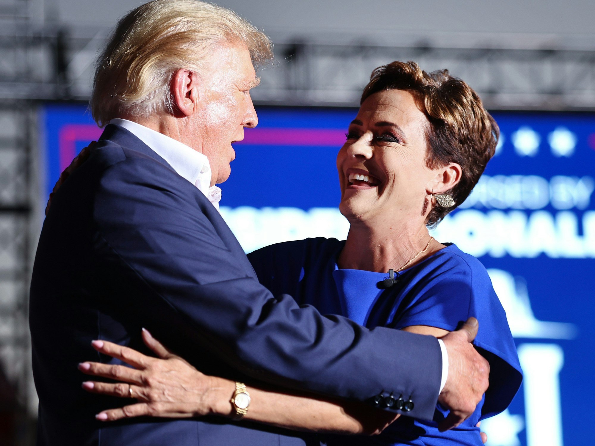 Ex-Präsident Donald Trump umarmt Kari Lake bei einer Wahlkampfveranstaltung Anfang Oktober in Mesa (Arizona).