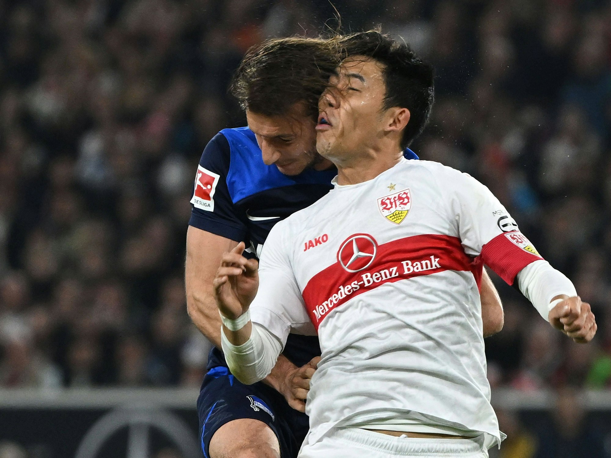 Ivan Sunjic knallt mit Wataru Endo zusammen.