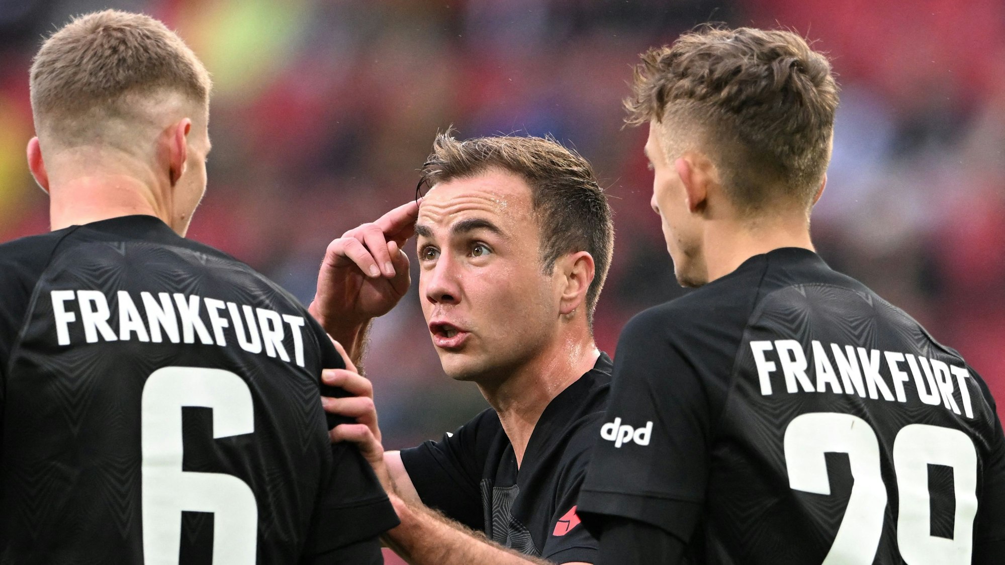 Mario Götze gibt Kristijan Jakic und Jesper Lindström Anweisungen auf dem Platz.