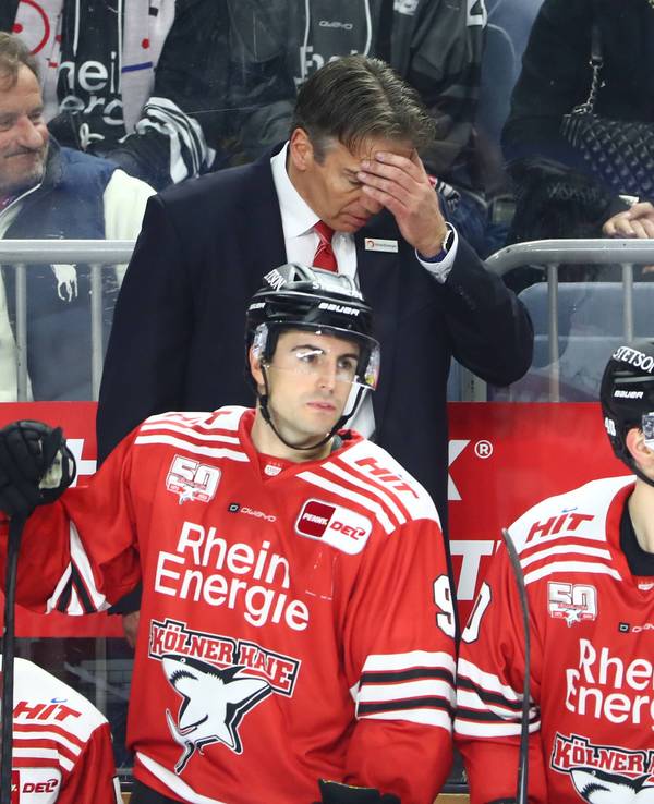 Trainer Uwe Krupp reagiert hinter der Bande.