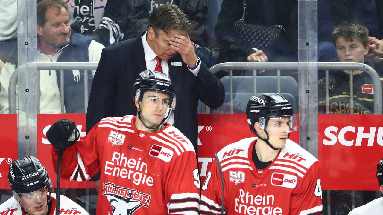 Trainer Uwe Krupp reagiert hinter der Bande.
