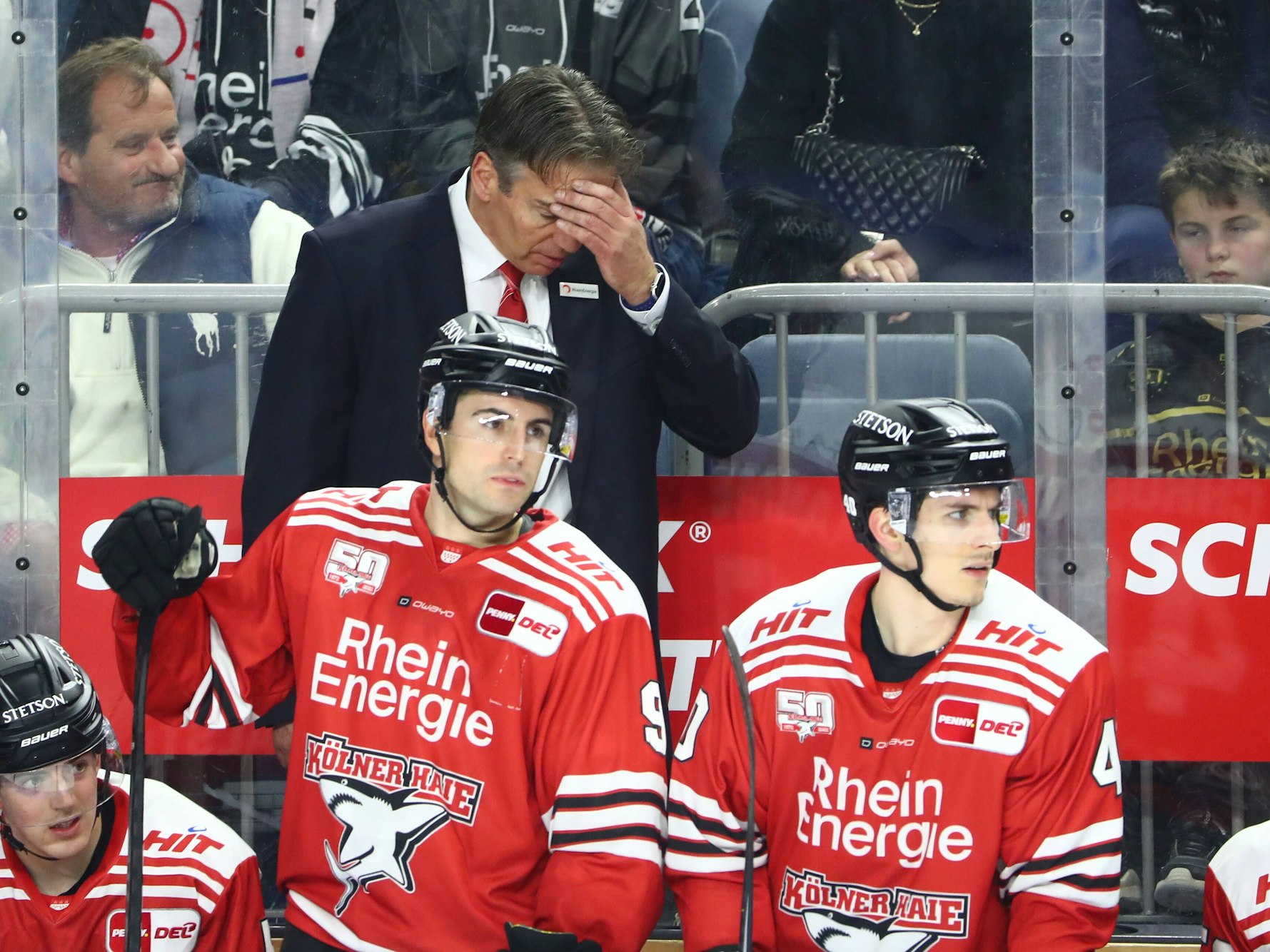 Trainer Uwe Krupp reagiert hinter der Bande.