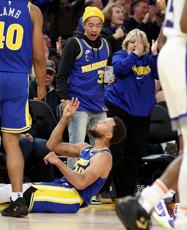 Stephen Curry von den Golden State Warriors feiert einen Dreier auf dem Hallenboden.