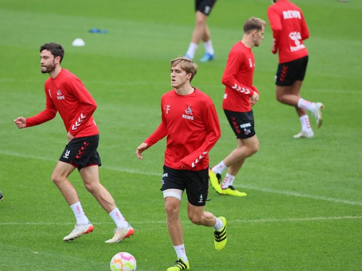 Nach Jonas Hector (l.) kehrte am Dienstag (8. November 2022) auch Timo Hübers (am Ball) ins Mannschaftstraining des 1. FC Köln zurück.