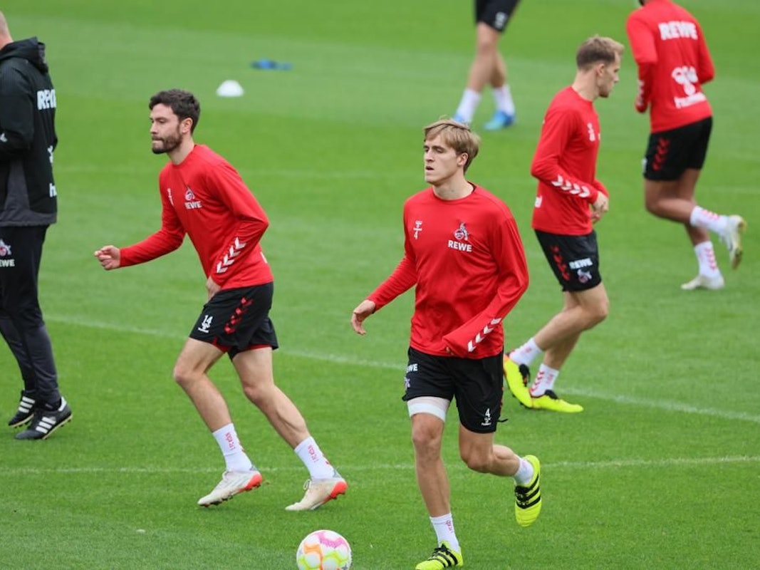 Nach Jonas Hector (l.) kehrte am Dienstag (8. November 2022) auch Timo Hübers (am Ball) ins Mannschaftstraining des 1. FC Köln zurück.