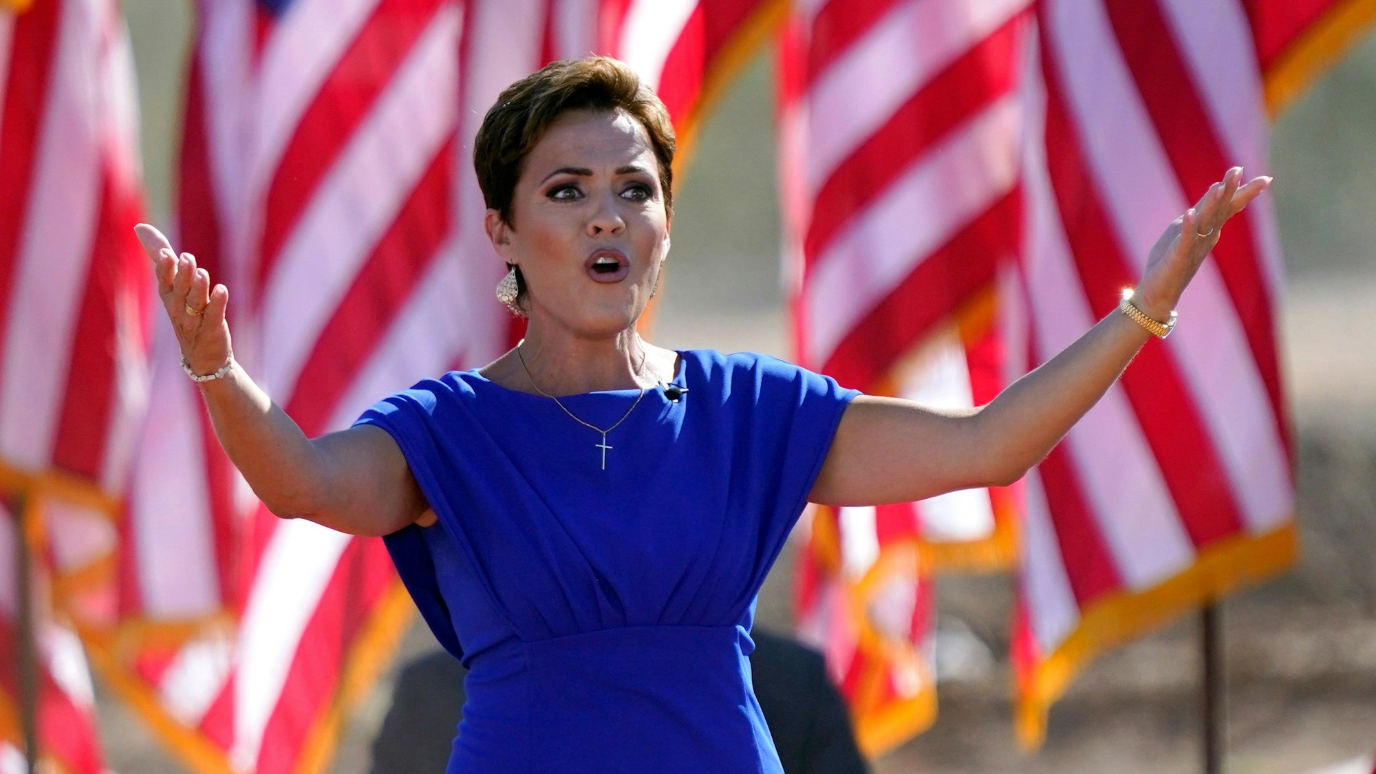 Früher war sie Buddhistin, heute wird sie als „gefährlichste Frau Amerikas“ bezeichnet: Kari Lake, Rechtsaußen-Kandidaten der Republikaner in Arizona.