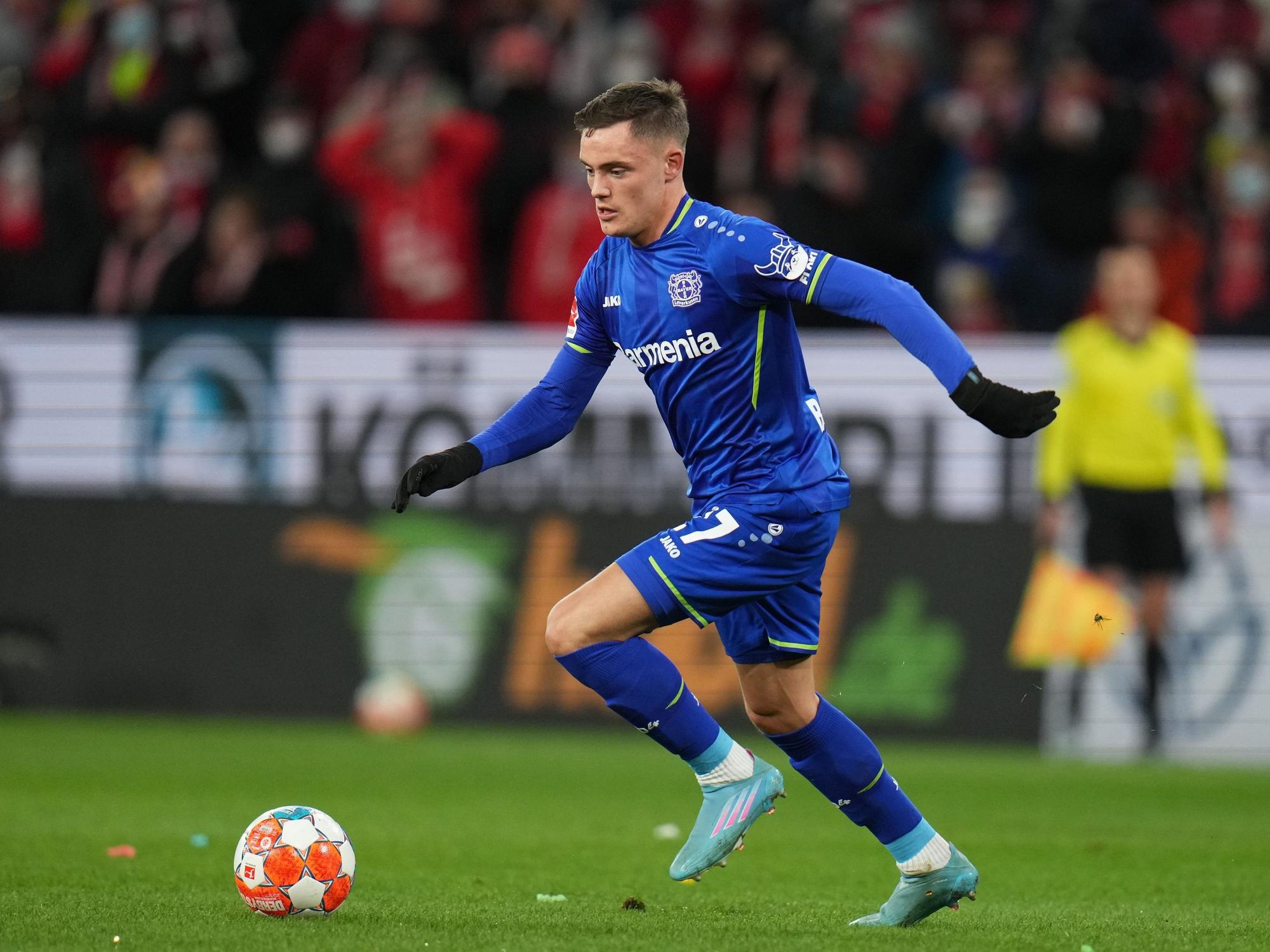 Florian Wirtz führt den Ball im Spiel beim 1. FSV Mainz 05 am 18. Februar 2022.