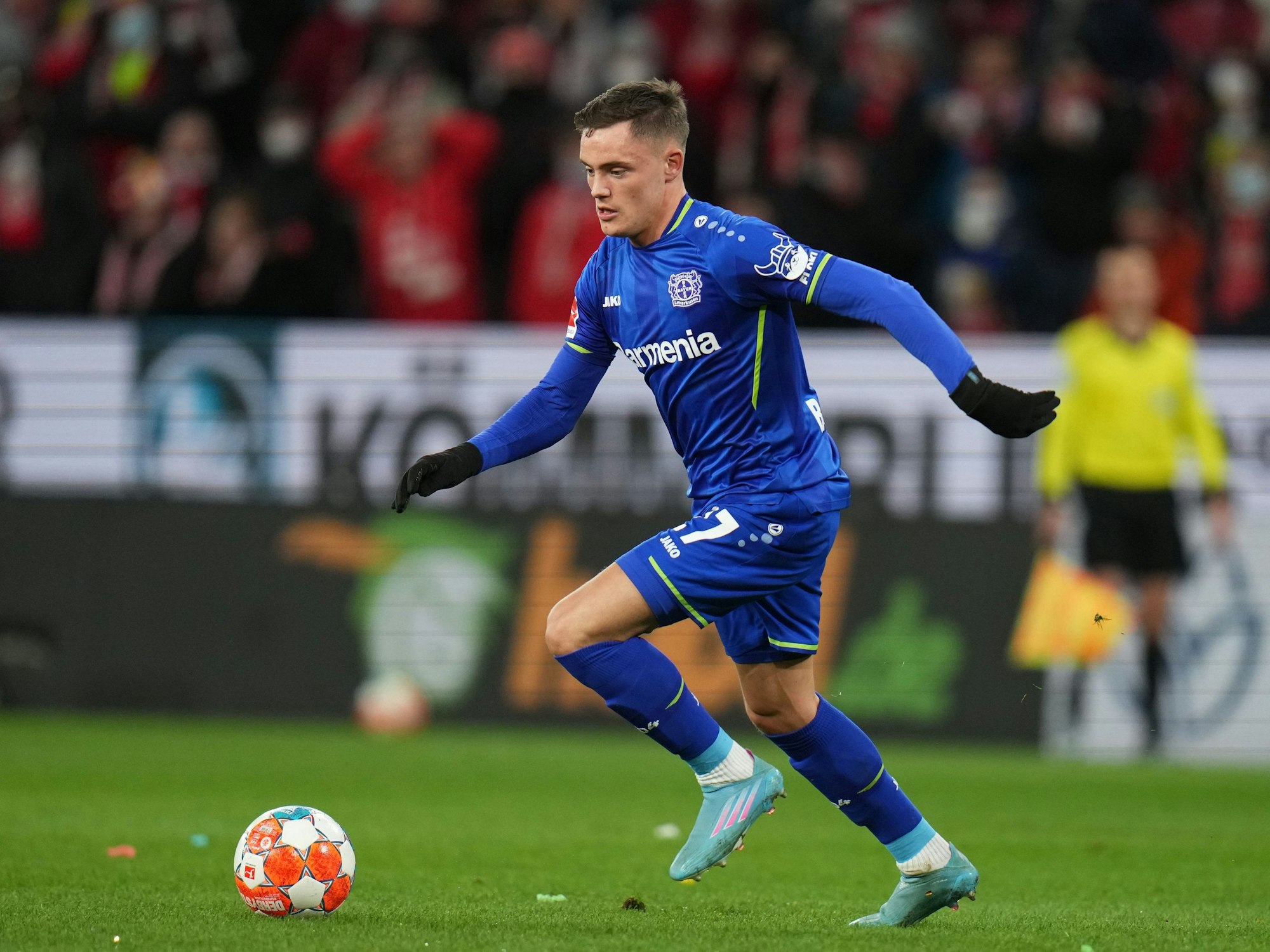 Florian Wirtz führt den Ball im Spiel beim 1. FSV Mainz 05 am 18. Februar 2022.