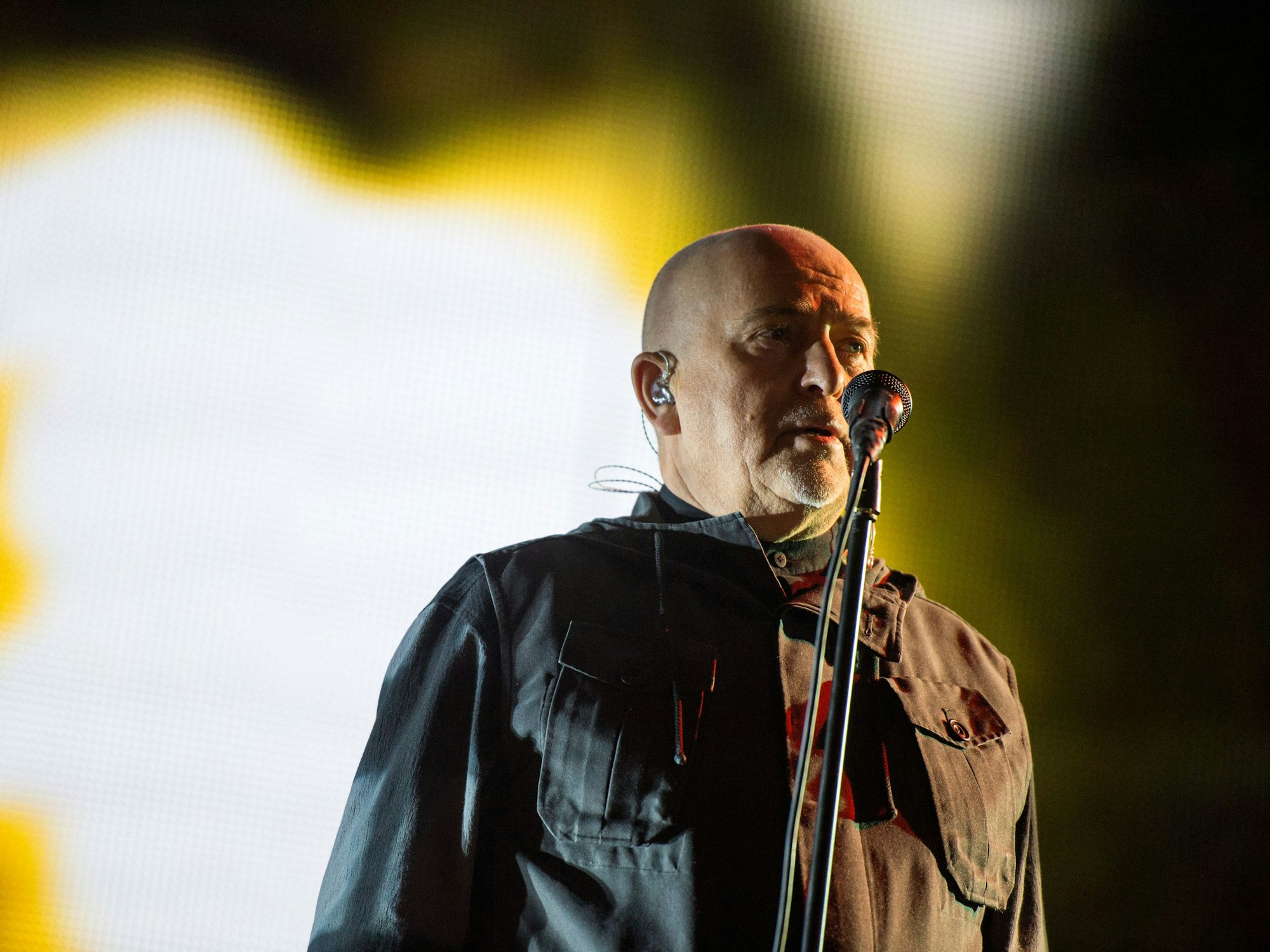 Sänger Peter Gabriel singt beim Bürgerfest vor dem Brandenburger Tor in Berlin.