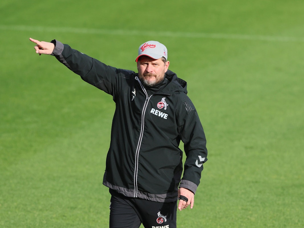 Steffen Baumgart (1. FC Köln) gibt auf dem Trainingsplatz Anweisungen.