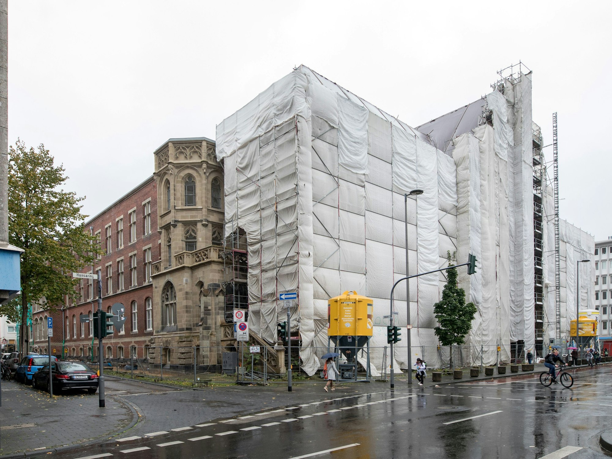 Außenaufnahme des Hansa-Gymnasiums.
Die Bauarbeiten verzögern sich weiter.