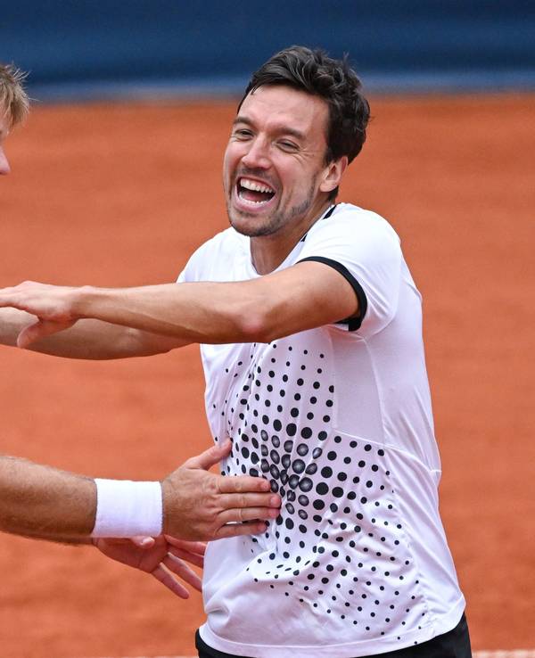 Kevin Krawietz (l) und Andreas Mies freuen sich nach dem Spiel über ihren Sieg.