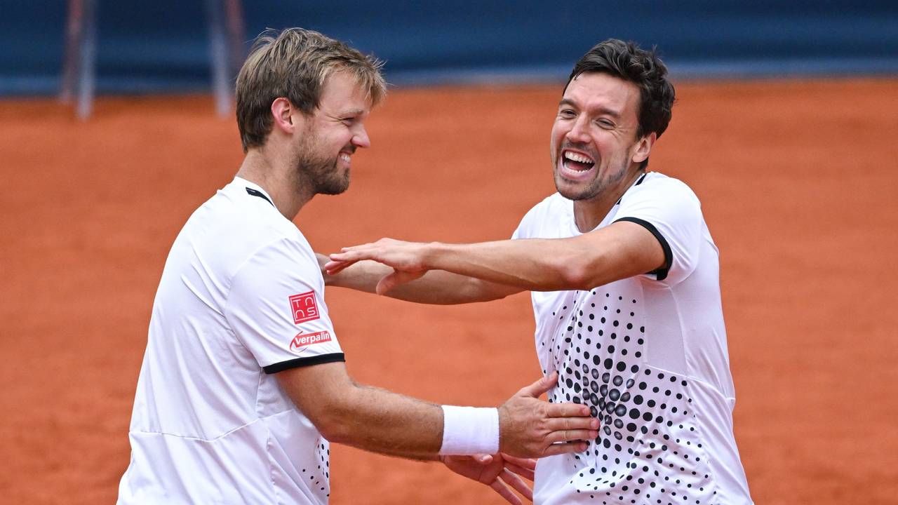 Kevin Krawietz (l) und Andreas Mies freuen sich nach dem Spiel über ihren Sieg.
