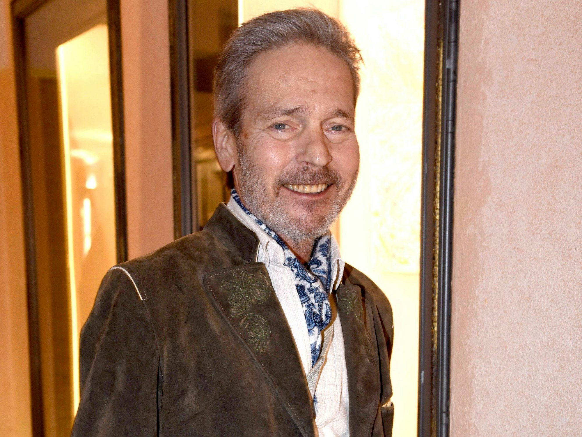 Jacques Breuer lächelt in die Kamera.