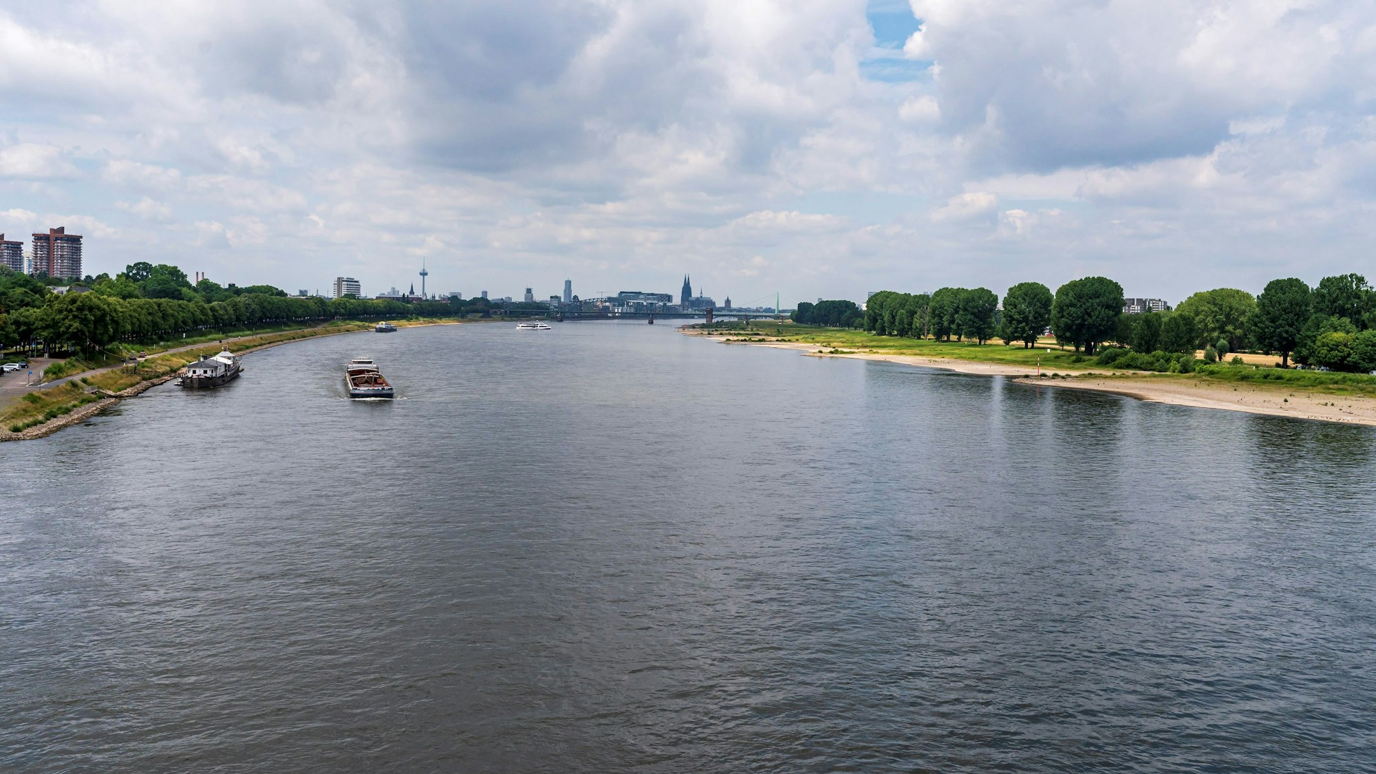 Der Rhein mit Blick auf den Kölner Süden, Marienburg und die Poller Wiesen.