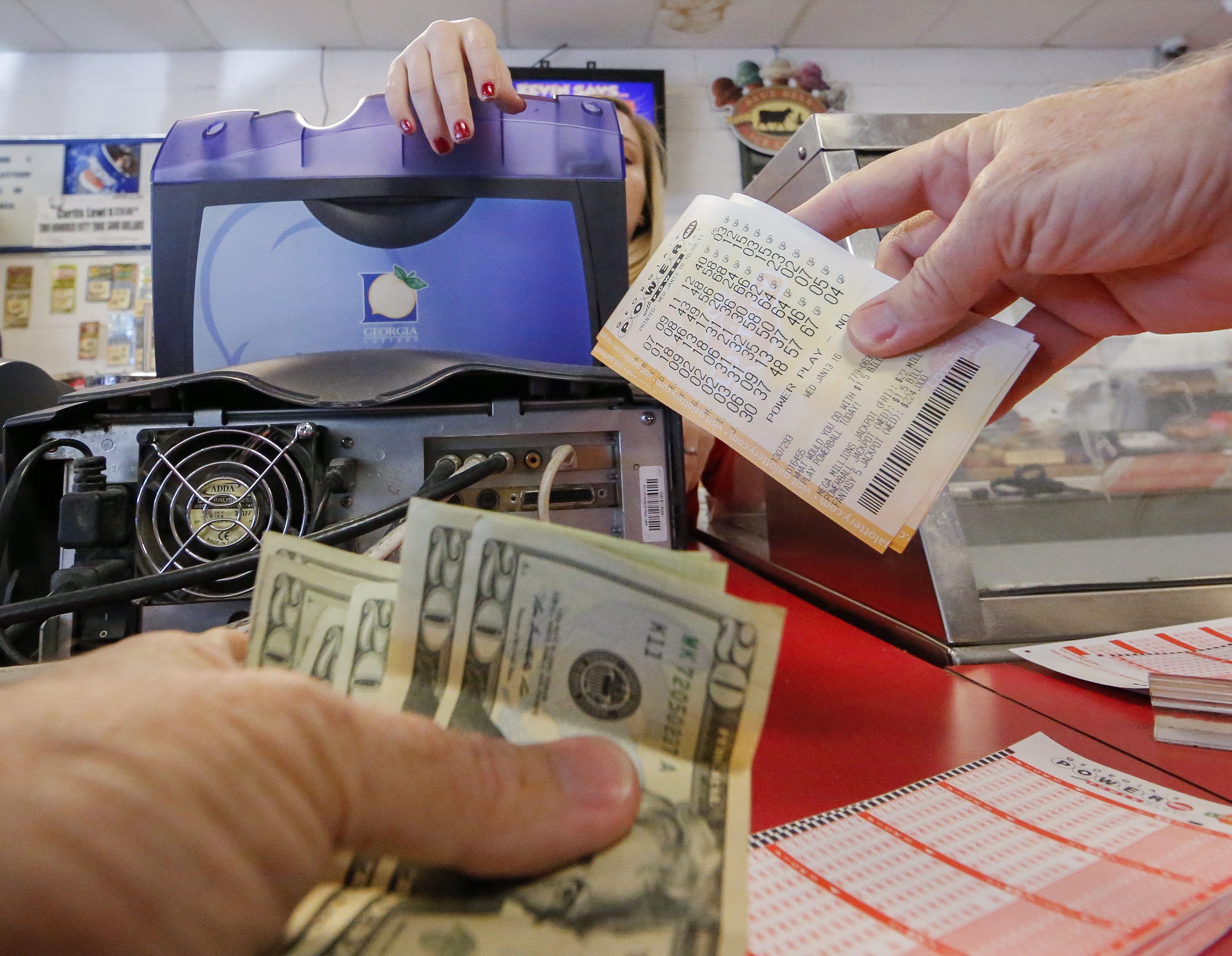 Ein Kunde kauft einen Lottoschein für die Lotterie Powerball in den USA. Undatierte Symbolaufnahme.