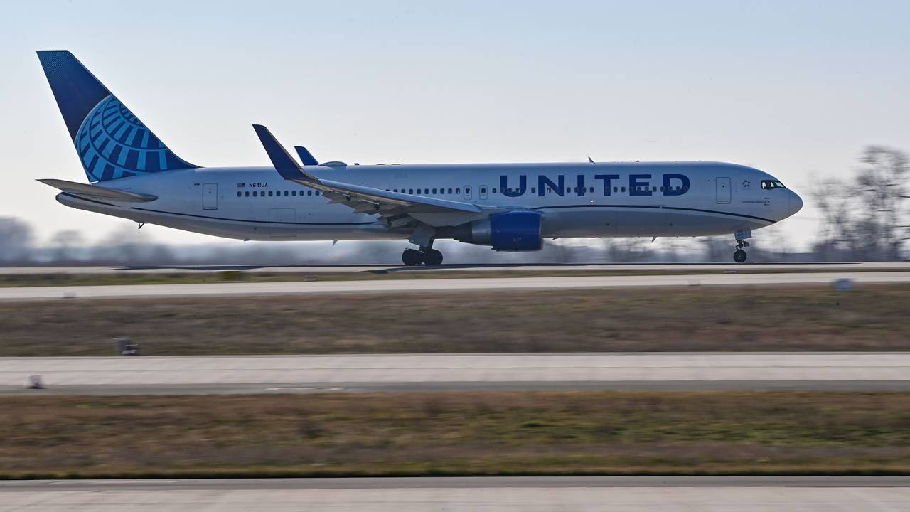 Ein Passagierflugzeug der United Airlines startet.