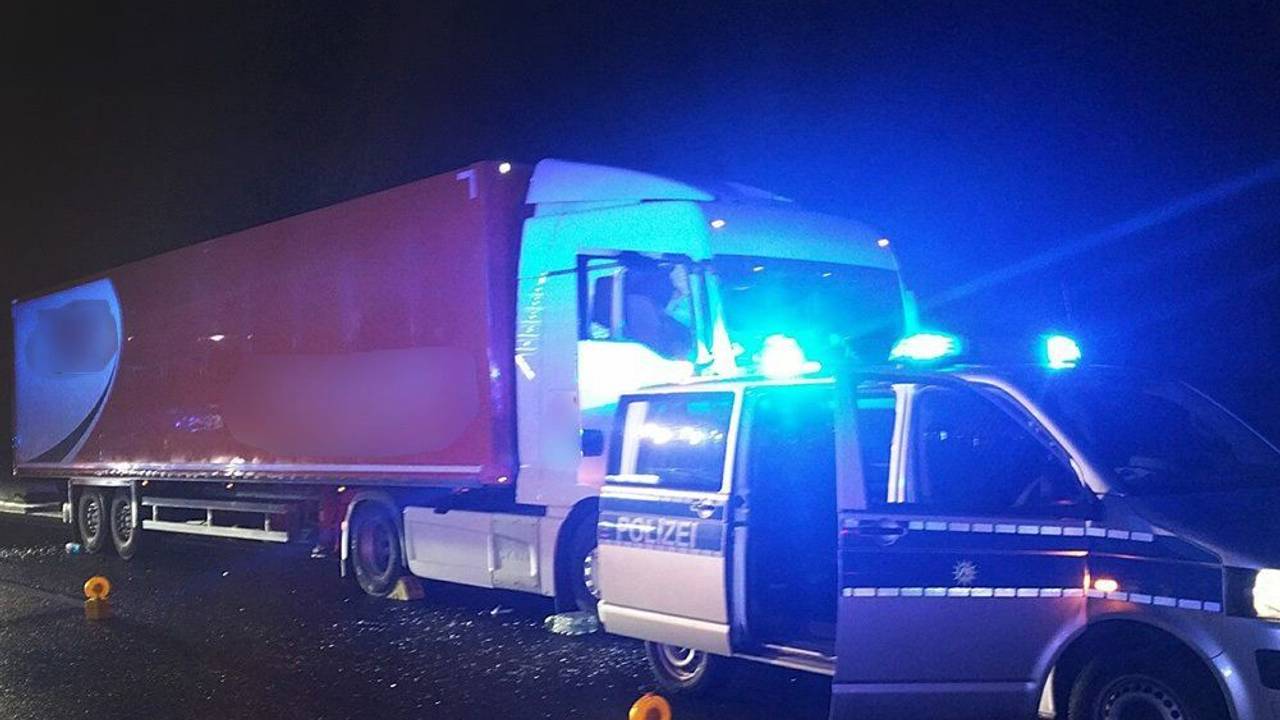 Ein Streifenwagen steht auf der Autobahn 1 vor einem Lastwagen.