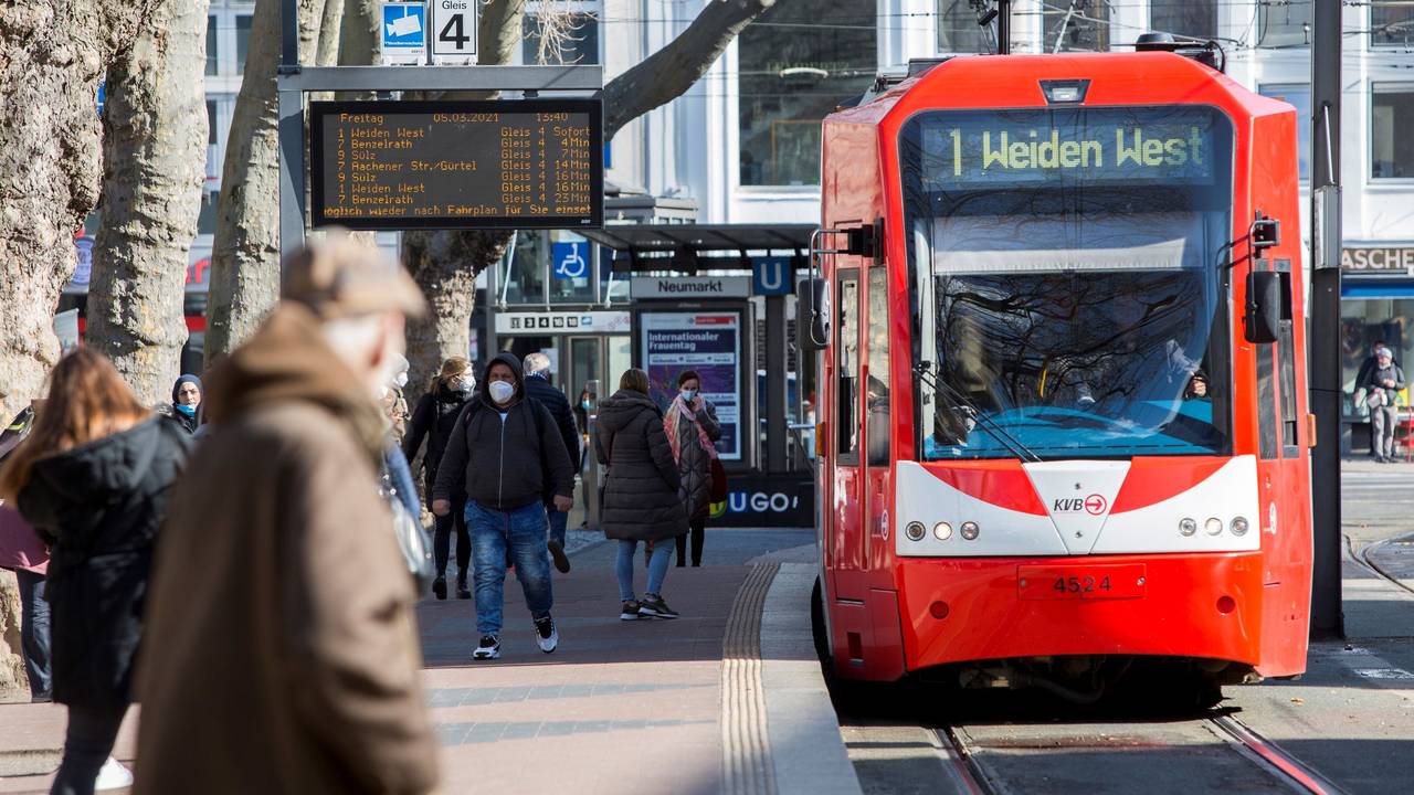 Eine Straßenbahn der Linie 1 am Kölner Neumarkt