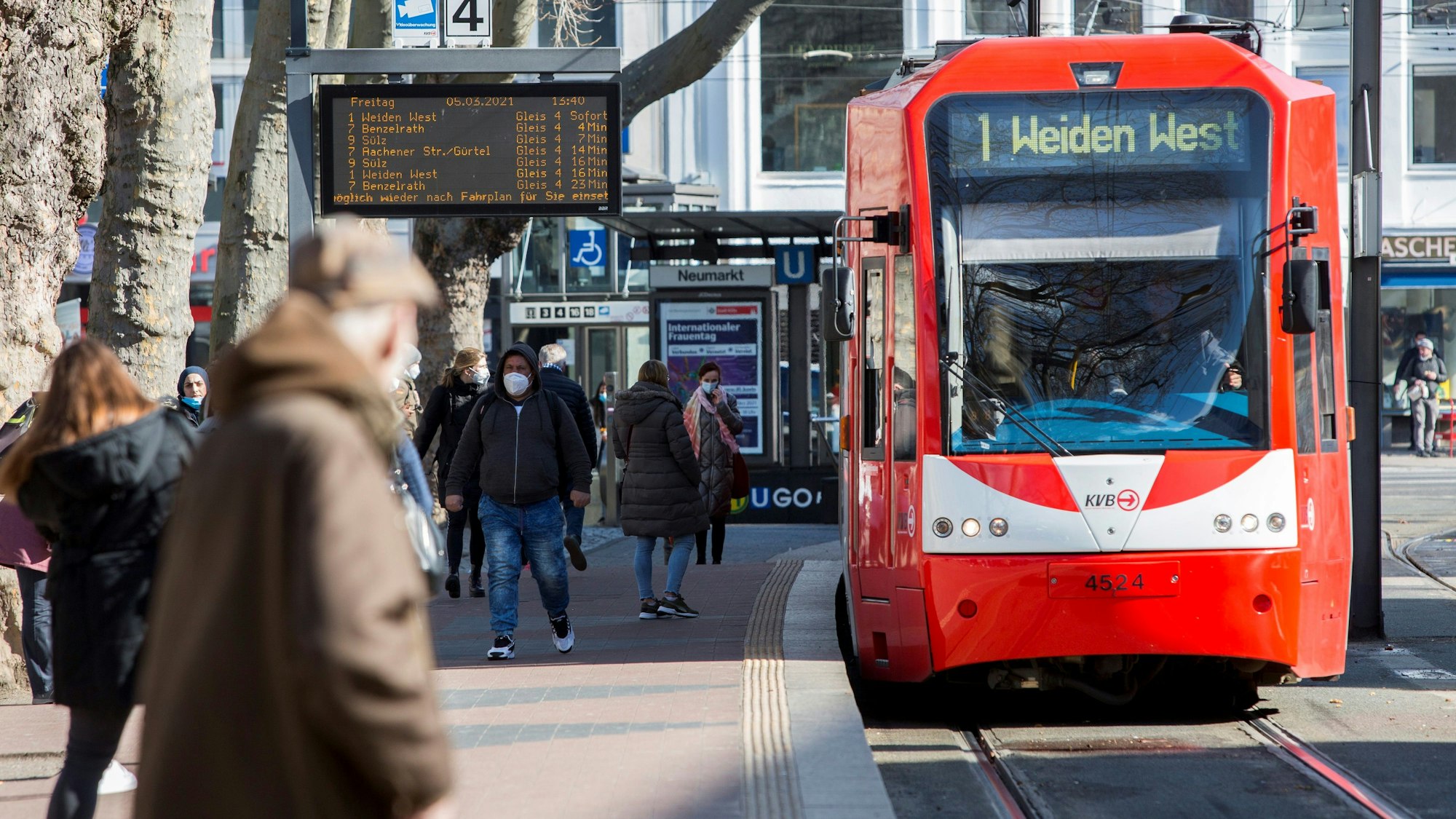 Eine Straßenbahn der Linie 1 am Kölner Neumarkt