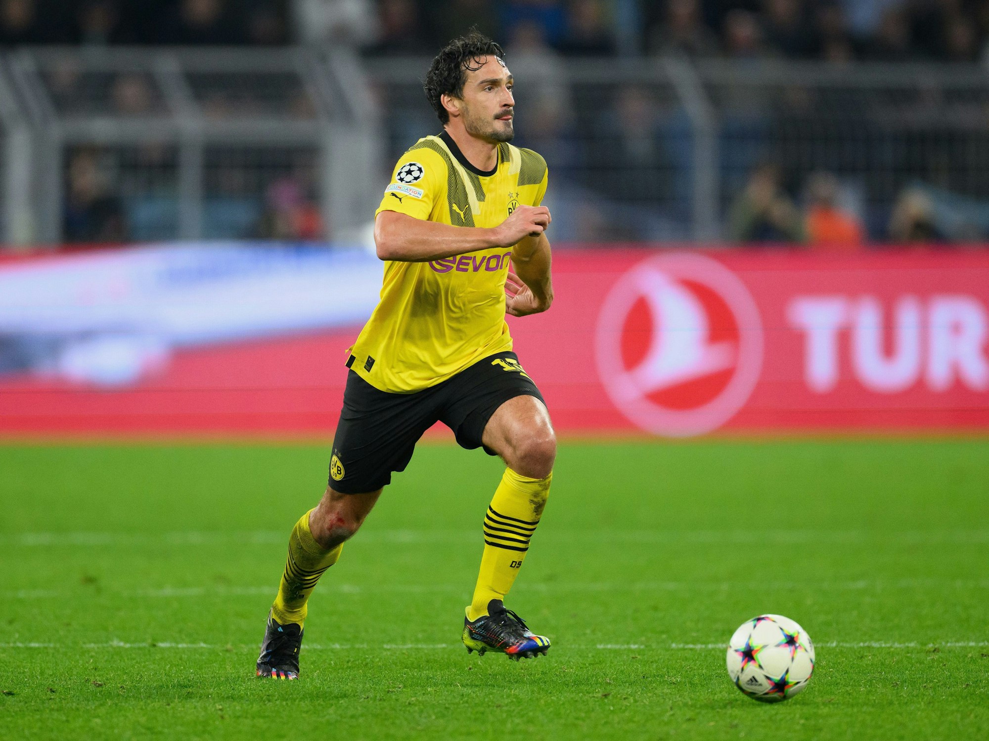 Mats Hummels führt den Ball im Champions-League-Spiel gegen Manchester City.