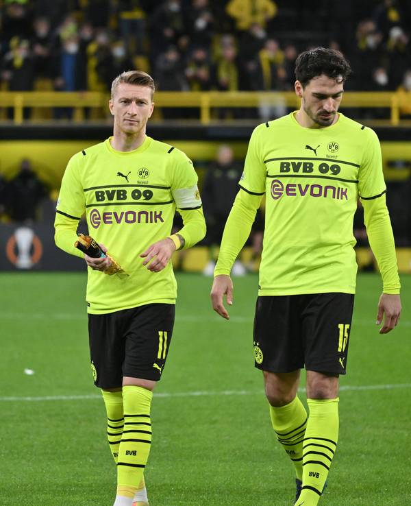 Marco Reus und Mats Hummels laufen nach dem Spiel gegen die Glasgow Rangers vom Platz.