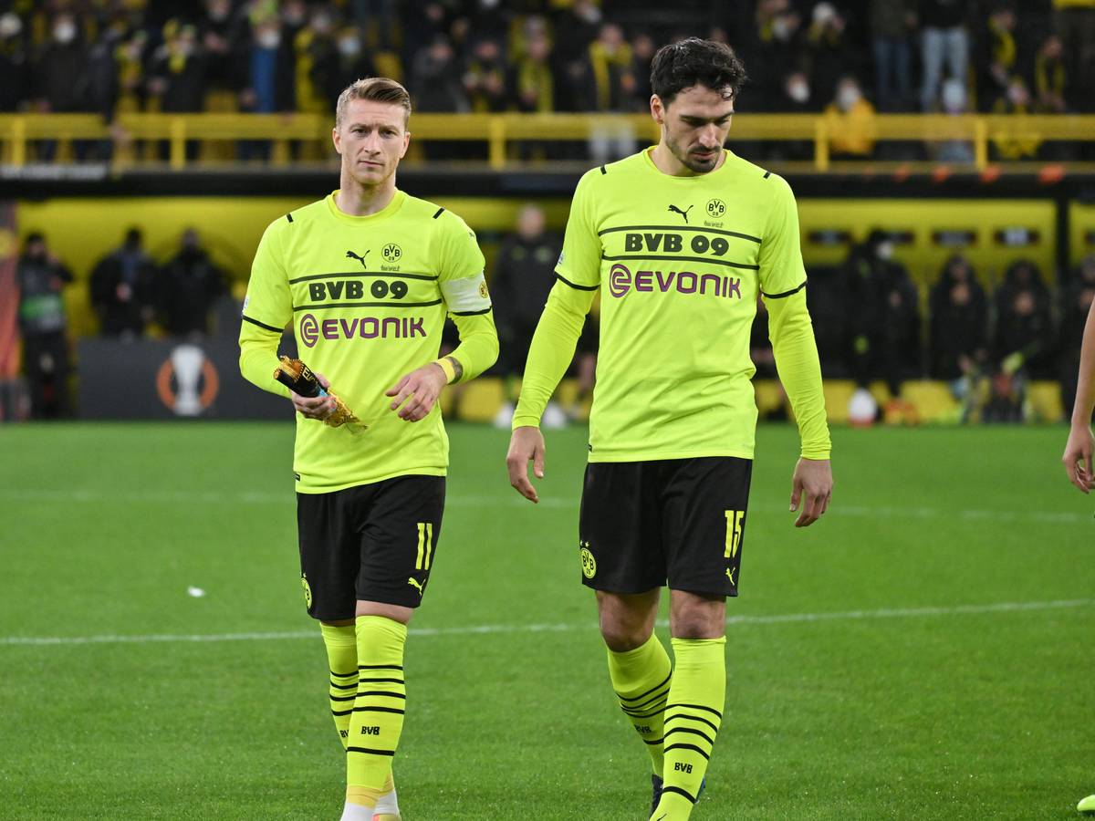 Marco Reus und Mats Hummels laufen nach dem Spiel gegen die Glasgow Rangers vom Platz.