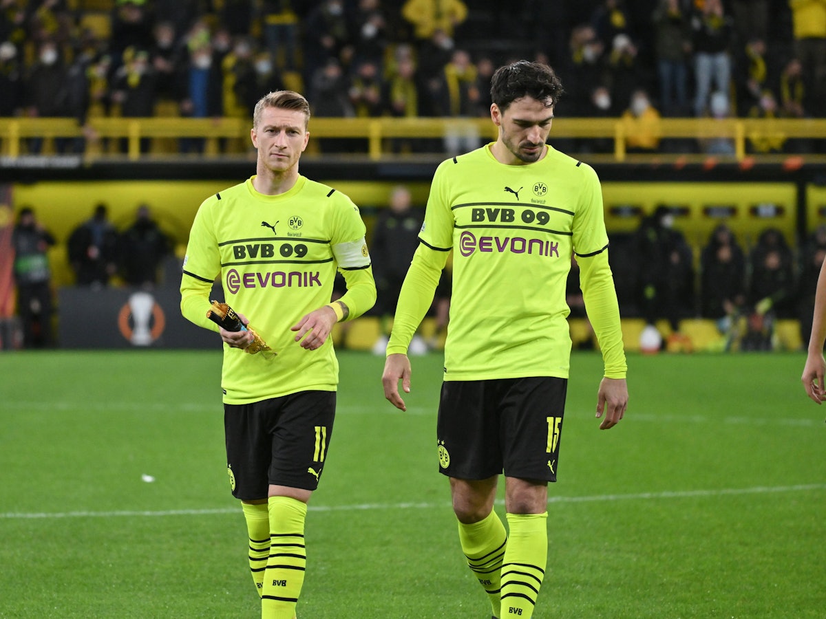 Marco Reus und Mats Hummels laufen nach dem Spiel gegen die Glasgow Rangers vom Platz.