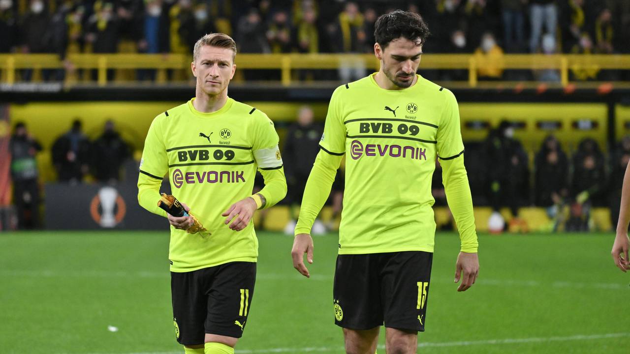 Marco Reus und Mats Hummels laufen nach dem Spiel gegen die Glasgow Rangers vom Platz.
