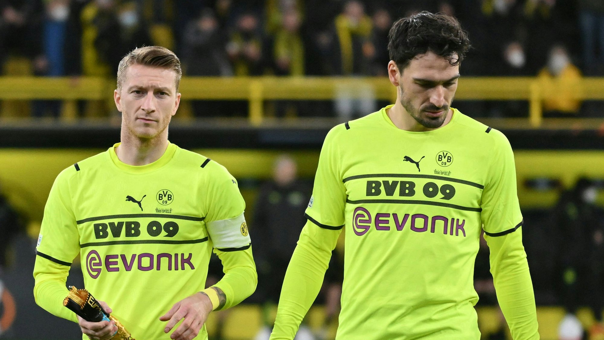 Marco Reus und Mats Hummels laufen nach dem Spiel gegen die Glasgow Rangers vom Platz.
