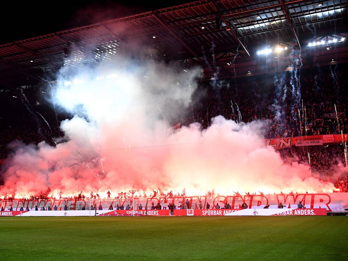 Fans des 1. FC Köln brennen vor dem Bundesliga-Spiel gegen Bayer Leverkusen am Mittwochabend (9. November 2022) massig Pyrotechnik ab und schießen Raketen in den Himmel.