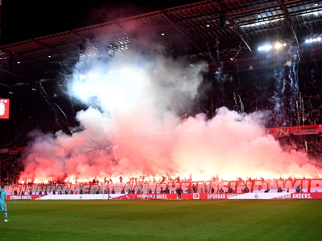 Fans des 1. FC Köln brennen vor dem Bundesliga-Spiel gegen Bayer Leverkusen am Mittwochabend (9. November 2022) massig Pyrotechnik ab und schießen Raketen in den Himmel.