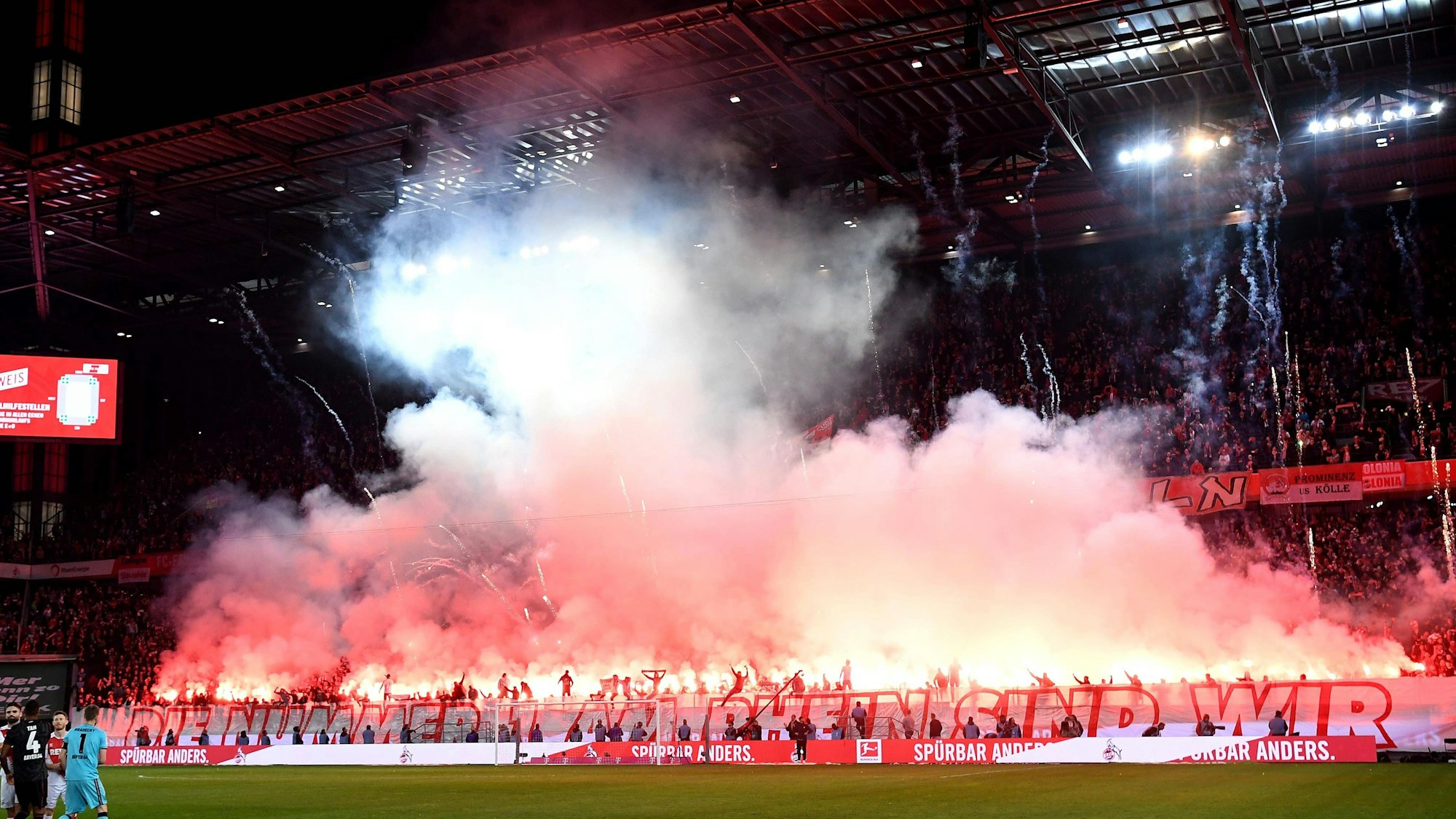 Fans des 1. FC Köln brannten vor dem Bundesliga-Spiel gegen Bayer Leverkusen am 9. November 2022 massig Pyrotechnik ab und schossen Raketen in den Himmel.