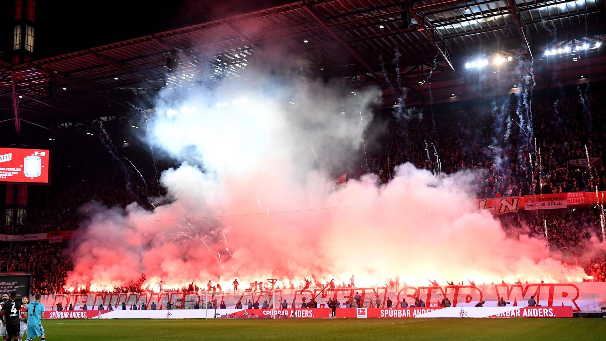 Fans des 1. FC Köln brannten vor dem Bundesliga-Spiel gegen Bayer Leverkusen am 9. November 2022 massig Pyrotechnik ab und schossen Raketen in den Himmel.