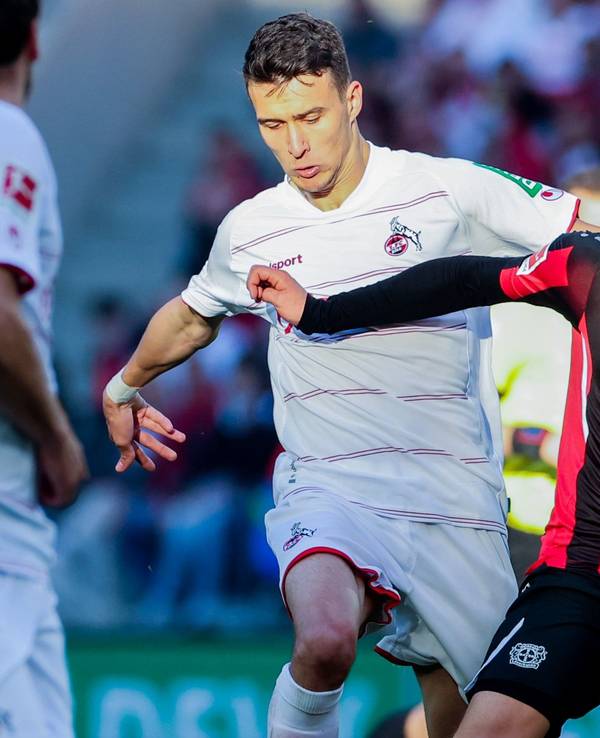 Florian Wirtz beim Spiel von Bayer Leverkusen gegen den 1. FC Köln im Duell mit Dejan Ljubicic.