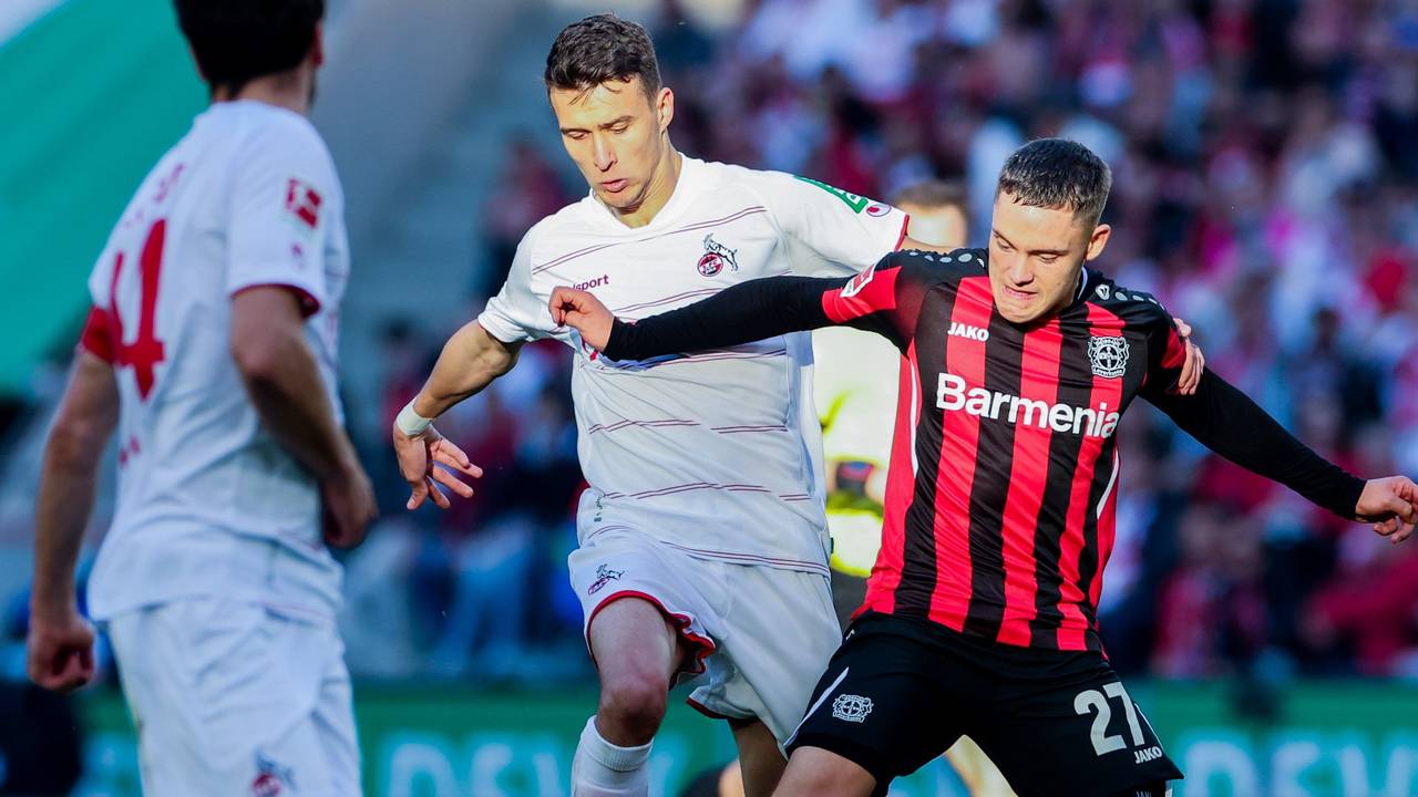 Florian Wirtz beim Spiel von Bayer Leverkusen gegen den 1. FC Köln im Duell mit Dejan Ljubicic.