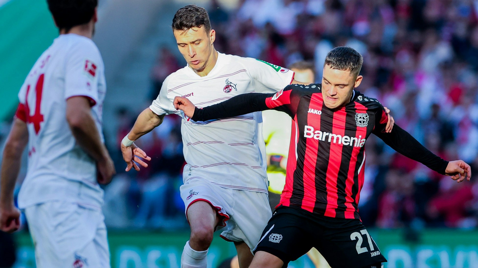 Florian Wirtz beim Spiel von Bayer Leverkusen gegen den 1. FC Köln im Duell mit Dejan Ljubicic.